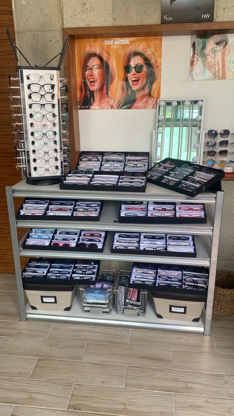 Exhibidor de armazones en la tienda L&G OPTICS